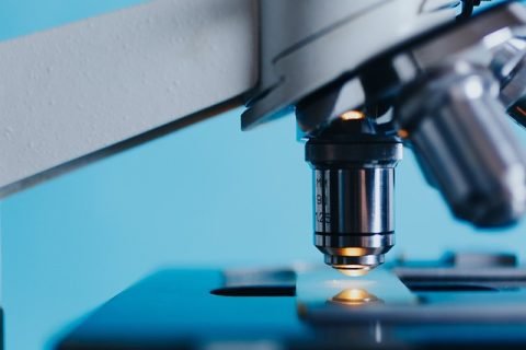 Microscopio para estudio de biotecnología.