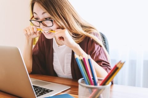 Chica estudiando biotecnología.