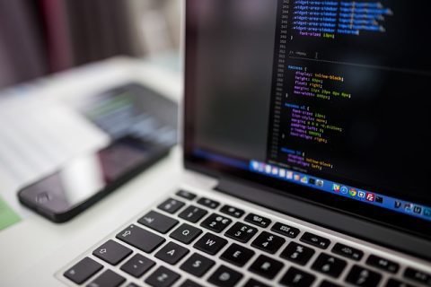 Ordenador con entorno de programación para bioestadística.
