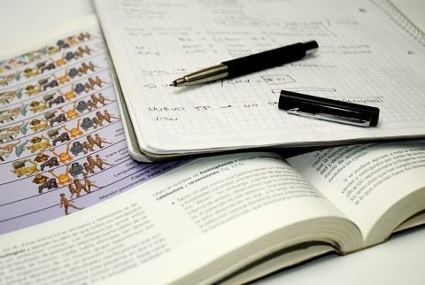 Tomar apuntes en biotecnología.