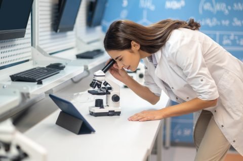 Estudiante de biotecnología en el laboratorio.